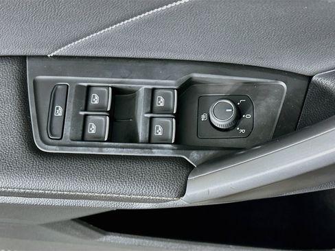 Used 2023 Volkswagen Tiguan SE FWD image 15