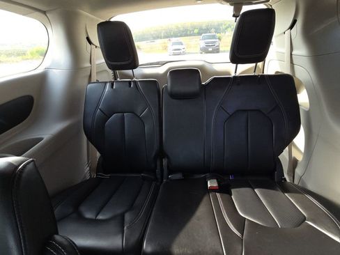 Used 2023 Chrysler Pacifica Touring-L image 13