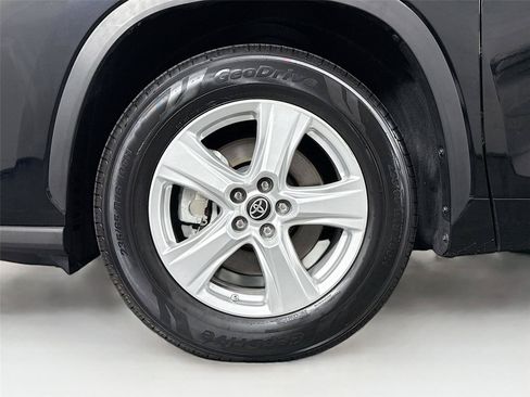 Used 2023 Toyota Highlander L FWD image 12