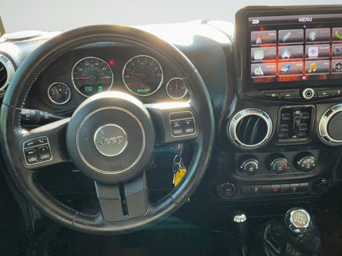 Used 2015 Jeep Wrangler Unlimited Rubicon w/ Connectivity Group image 13