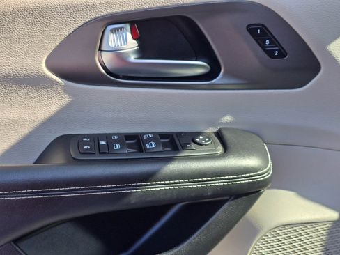 Used 2022 Chrysler Pacifica Touring-L AWD/4WD image 9