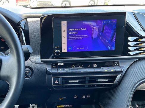 Used 2025 Toyota Camry SE image 6