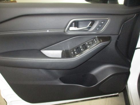 New 2026 Nissan Rogue Platinum AWD/4WD image 13