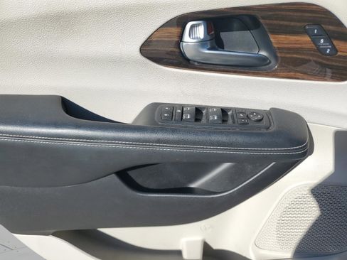 Used 2021 Chrysler Pacifica Limited AWD/4WD image 12