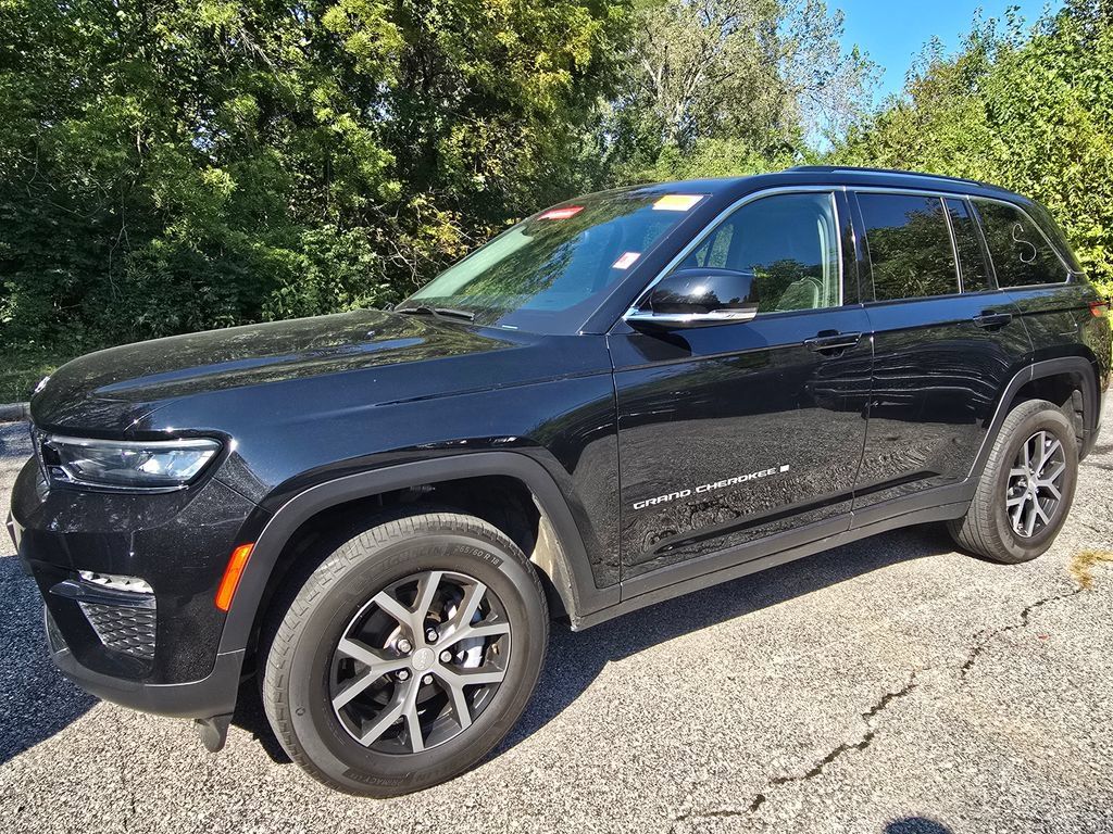Used 2023 Jeep Grand Cherokee Limited w/ Trailer Tow Prep Group (B) AWD/4WD image 2