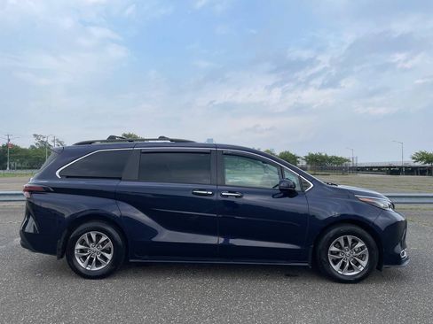 Used 2023 Toyota Sienna XLE AWD/4WD image 13