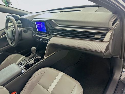 Used 2025 Toyota Camry SE image 29