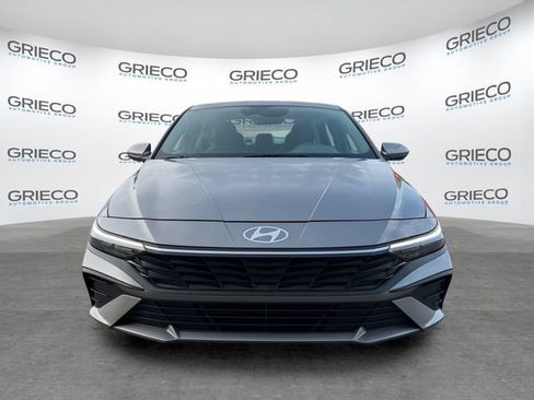 Used 2024 Hyundai Elantra SE FWD image 2