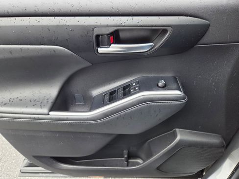 Used 2025 Toyota Highlander XLE image 26