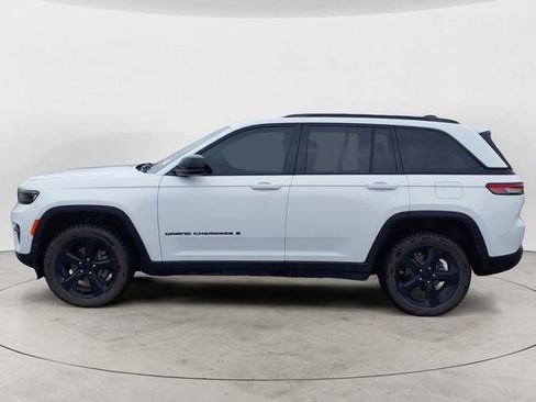 Used 2023 Jeep Grand Cherokee Altitude AWD/4WD image 2