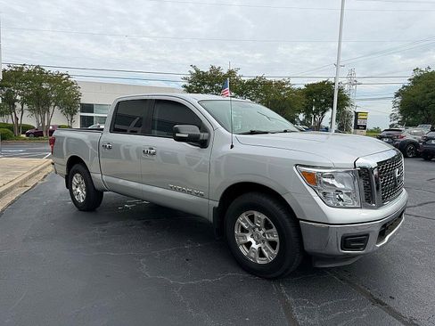 Used 2018 Nissan Titan SV RWD image 4