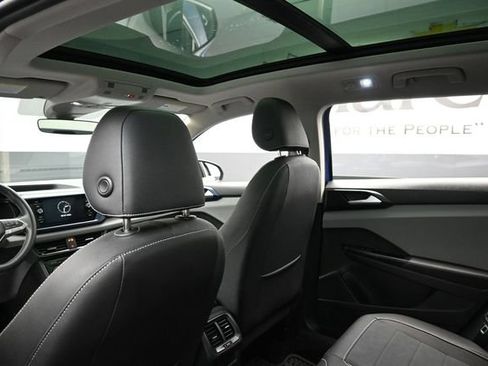 Used 2023 Volkswagen Taos SE w/ Panoramic Sunroof Package FWD image 25