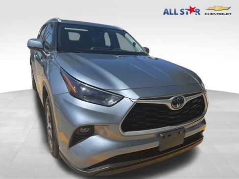 Used 2023 Toyota Highlander XLE image 1