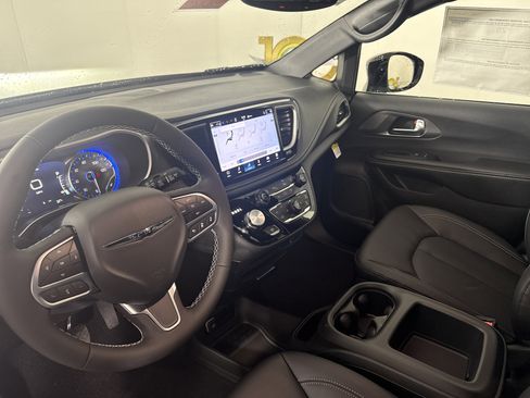 New 2026 Chrysler Pacifica Select image 24