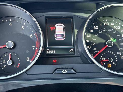 Used 2018 Volkswagen Tiguan SE w/ Panoramic Sunroof Package FWD image 30