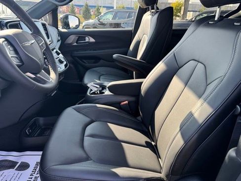 New 2026 Chrysler Pacifica Select AWD/4WD image 7