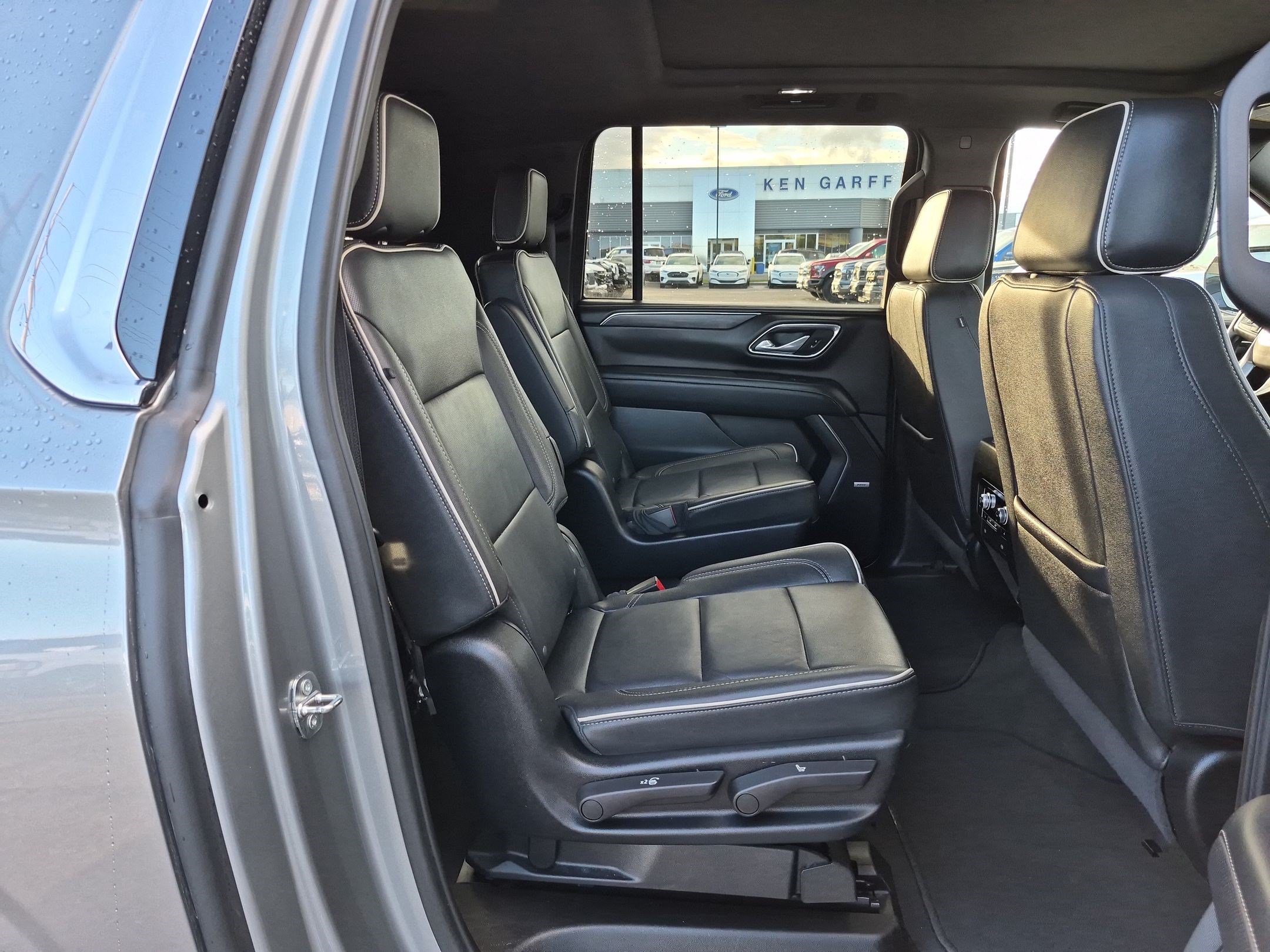 Used 2024 GMC Yukon XL SLT w/ SLT Luxury Package AWD/4WD image 33