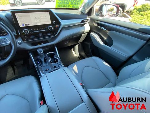 Used 2023 Toyota Highlander Platinum AWD/4WD image 28