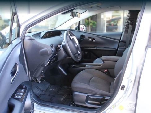 Used 2017 Toyota Prius Four image 9