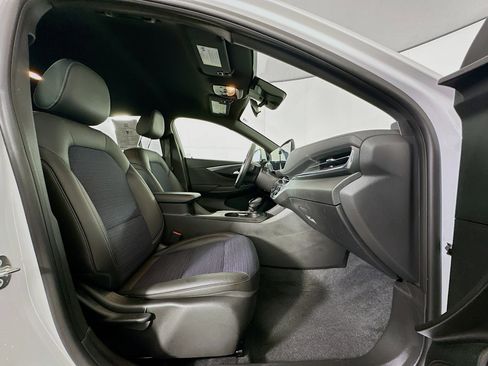 Used 2025 Buick Envista Preferred image 29