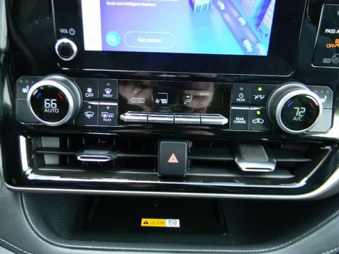 Used 2023 Toyota Highlander XLE AWD/4WD image 13