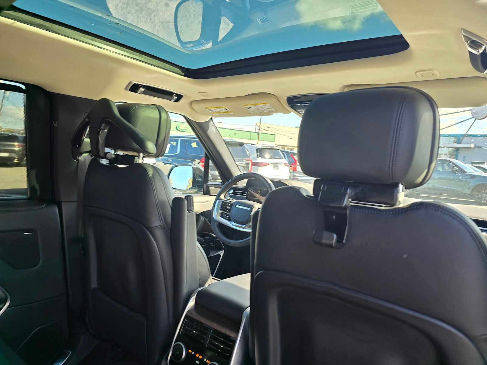 New 2025 Land Rover Range Rover Long Wheelbase SE AWD/4WD image 15