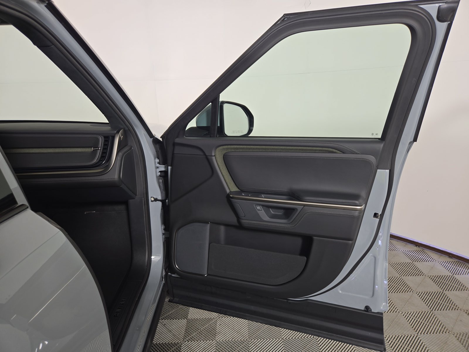 Used 2025 Rivian R1S Adventure Dual AWD/4WD image 18