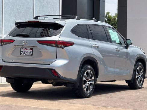 Used 2022 Toyota Highlander XLE AWD/4WD image 4