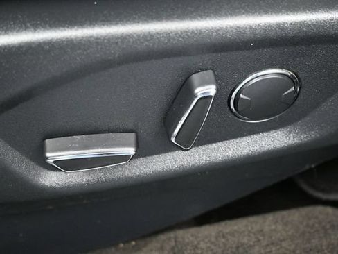 Used 2018 Ford Explorer XLT w/ Equipment Group 202A FWD image 12