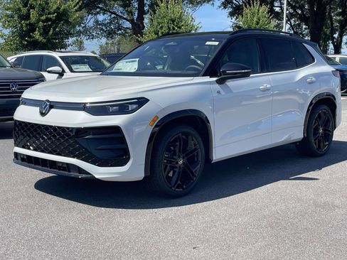 New 2026 Volkswagen Tiguan SE R-Line FWD image 3