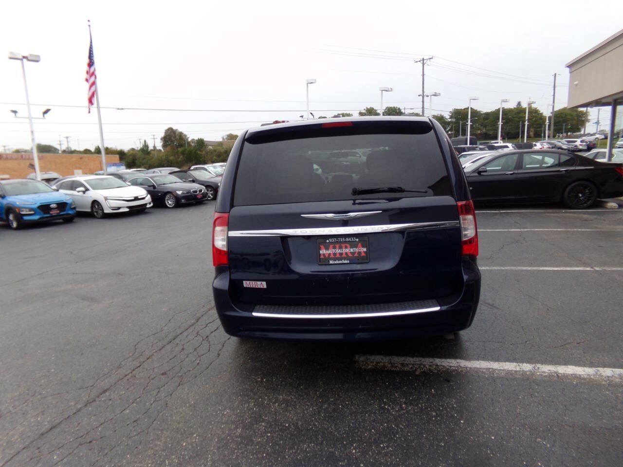 Used 2013 Chrysler Town & Country Touring FWD image 7