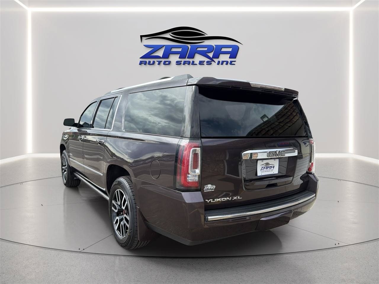 Used 2015 GMC Yukon XL Denali w/ Premium Package AWD/4WD image 5