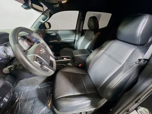 Used 2022 Toyota Tacoma TRD Sport w/ TRD Premium Sport Package AWD/4WD image 20