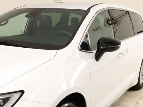 Used 2025 Chrysler Pacifica Select FWD image 46
