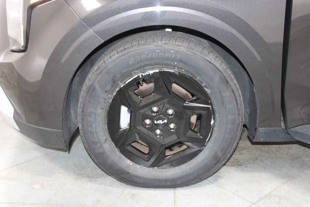 Used 2025 Kia Carnival FWD image 57