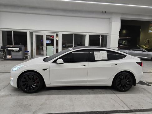 Used 2023 Tesla Model 3 Performance image 3