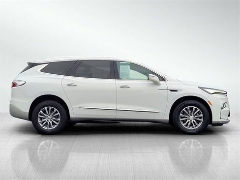 Used 2023 Buick Enclave Essence image 4