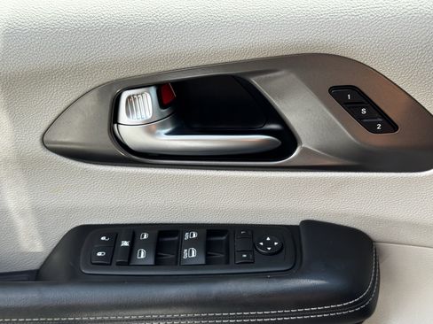 Used 2023 Chrysler Pacifica Touring-L FWD image 22