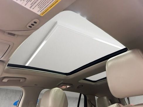 Used 2012 Lincoln MKT AWD image 3