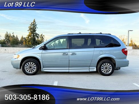 Used 2005 Chrysler Town & Country Touring w/ Luxury Group image 12