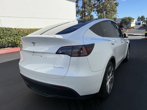 Used 2022 Tesla Model Y Long Range AWD/4WD image 3