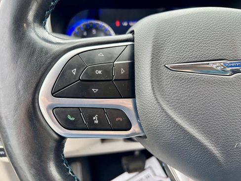 Used 2021 Chrysler Pacifica Touring-L FWD image 27
