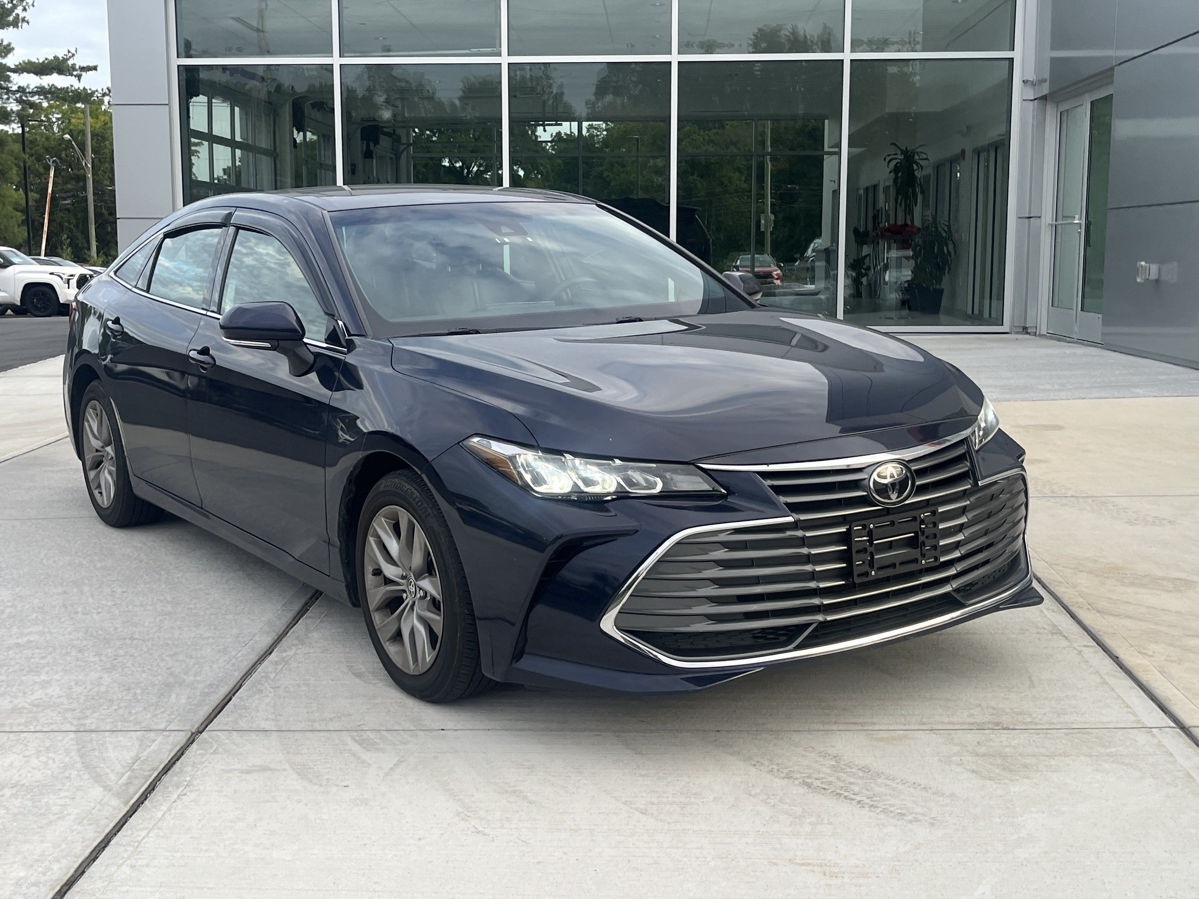 Certified 2022 Toyota Avalon XLE w/ Moonroof Package FWD image 2