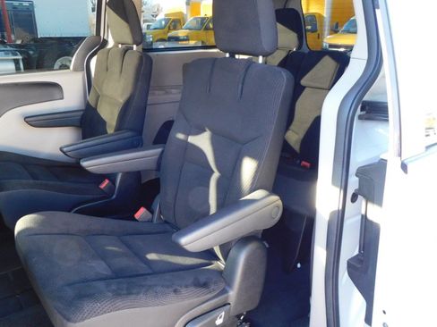 Used 2019 Dodge Grand Caravan SE w/ UConnect Hands-Free Group image 31