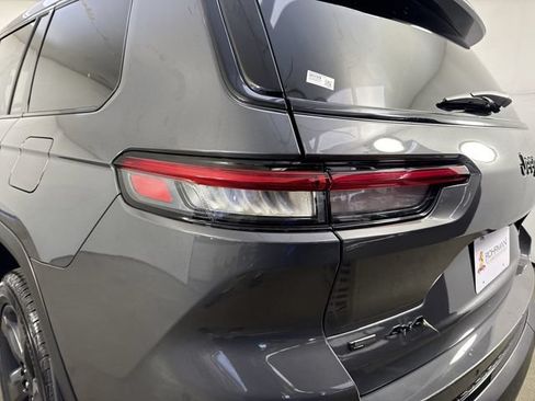 Used 2022 Jeep Grand Cherokee L Laredo AWD/4WD image 31