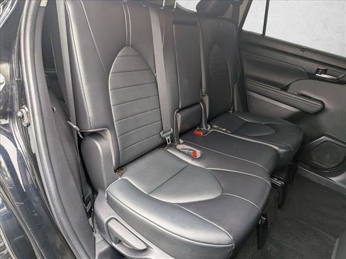 Used 2022 Toyota Highlander XLE image 22