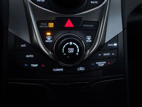 Used 2013 Hyundai Azera w/ Technology Pkg image 21