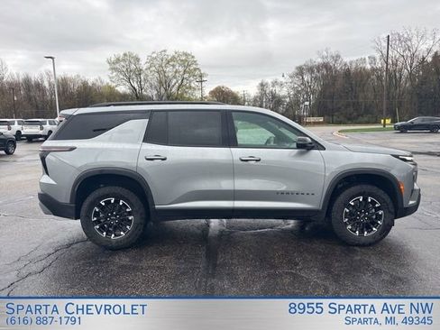 Used 2025 Chevrolet Traverse Z71 image 2