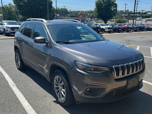 Used 2019 Jeep Cherokee Latitude Plus w/ Cold Weather Group AWD/4WD image 4