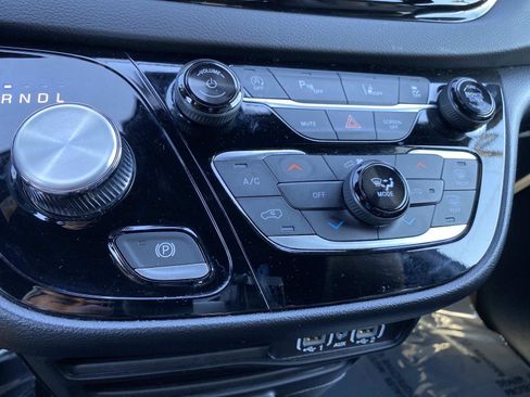 Used 2025 Chrysler Pacifica Select FWD image 13